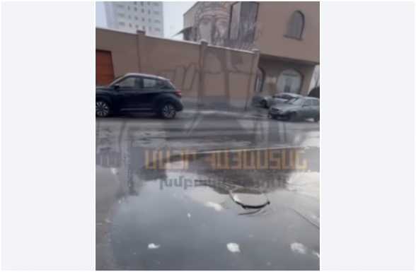 Ավանում փողոցներում տարածված կոյուղաջրերը իրավիճակը վերածել են իրական սահադաշտի (տեսանյութ)